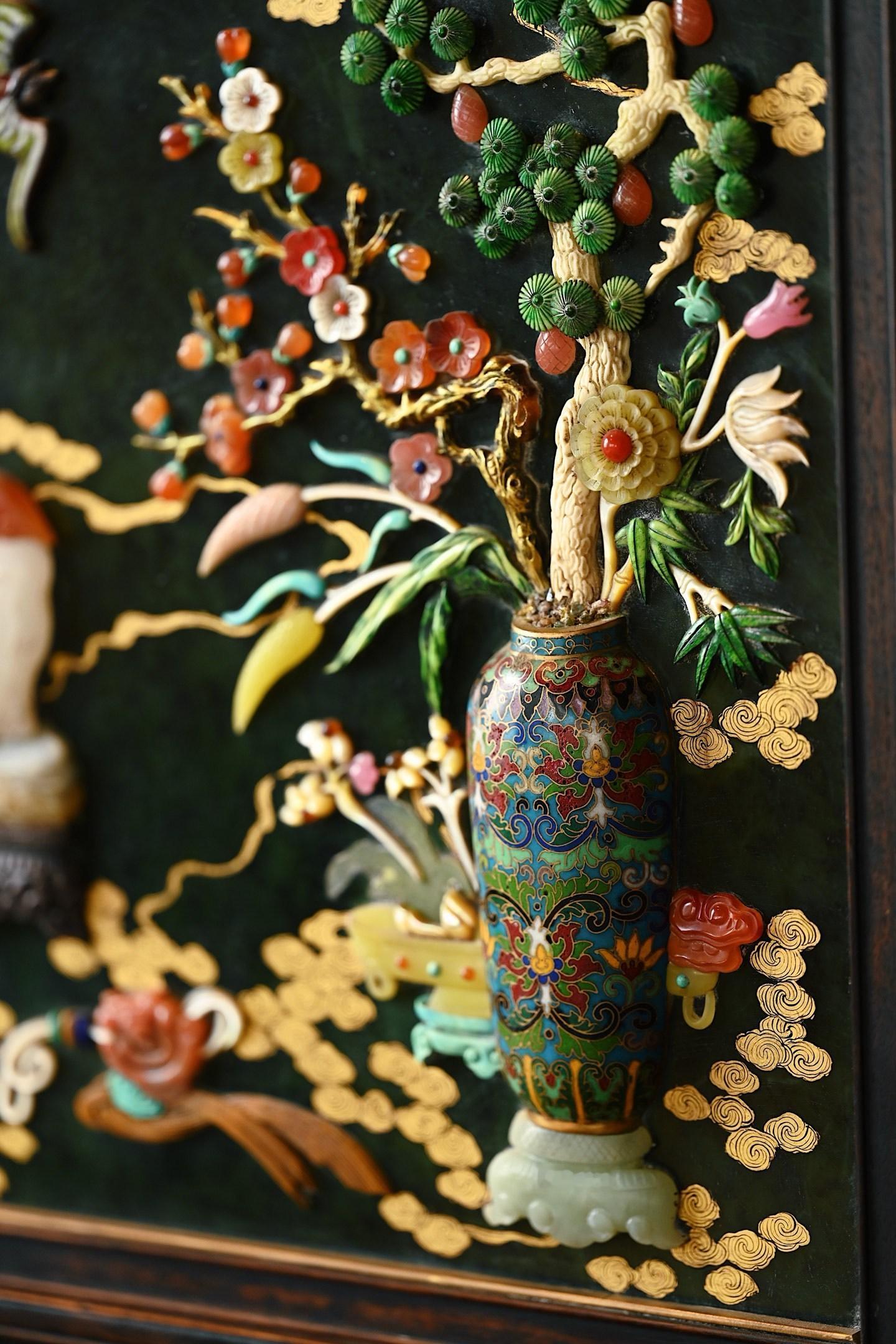 碧玉x百宝嵌 | 太平有象 插屏白酸枝仿古为框，屏心采用百宝嵌工艺，集玉石、玛瑙