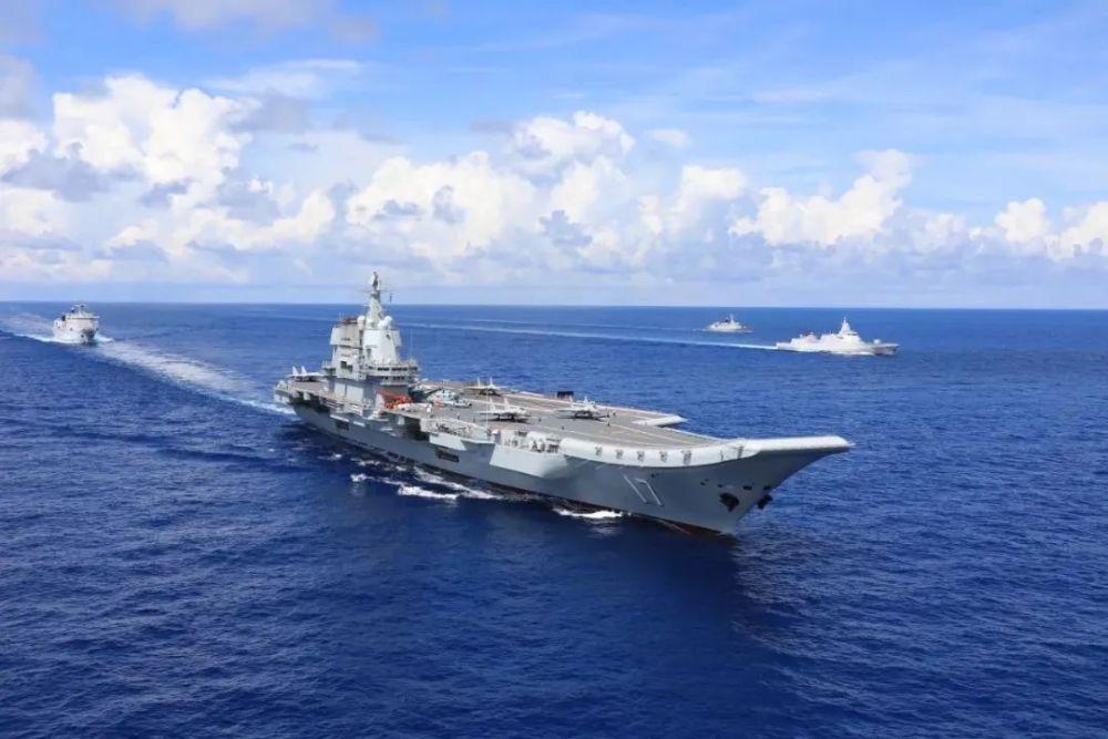 你说现在无人机、无人艇、空间武器、高超音速导弹这些新技术好像能把航母 “玩没了”
