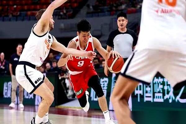 中国男篮对阵荷兰的这场热身赛，硬生生被现场音响打成了一场周杰伦的个人演唱会。
从