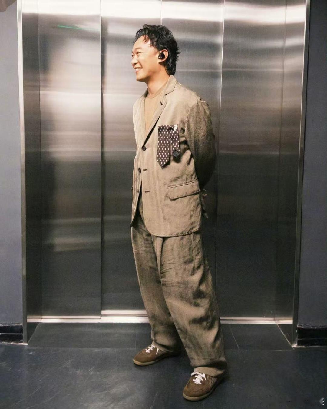 歌手排名何炅喊话陈奕迅来歌手玩一玩歌手2026何老师借着如果我是陈奕迅现场玩梗喊