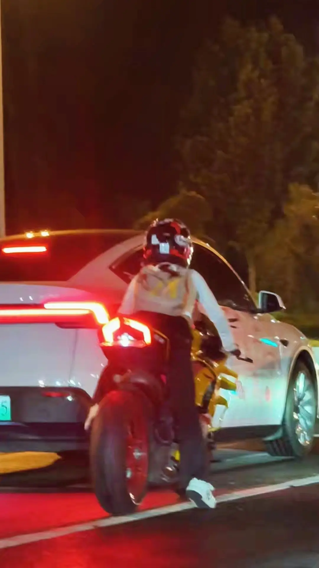 “骑车是第二幸福的事” “那第一呢？” “和你”