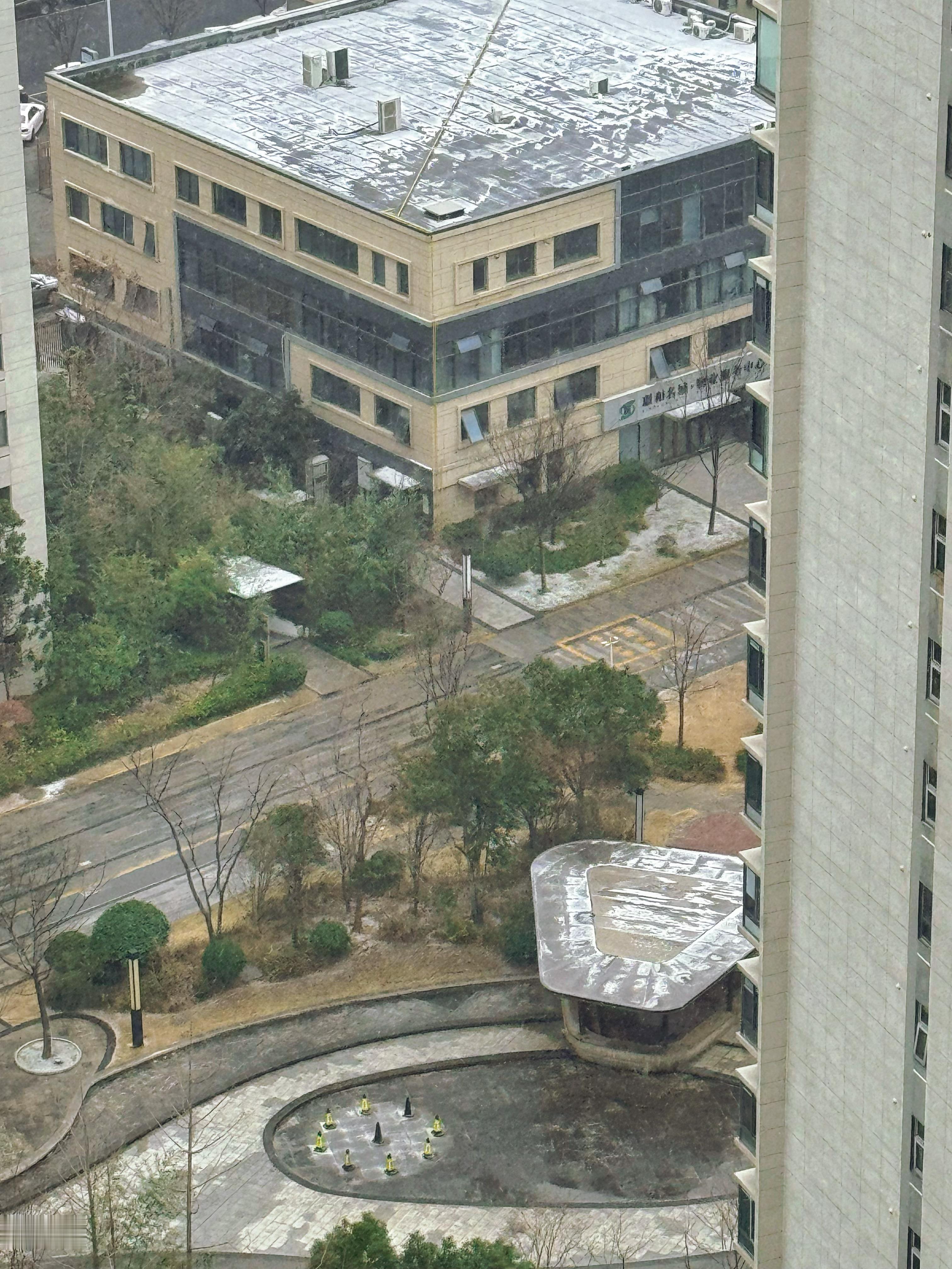 准备了好几天的雪，从暴雪变中雪，中雪变小雪，现在就这么点…哈哈哈！ 