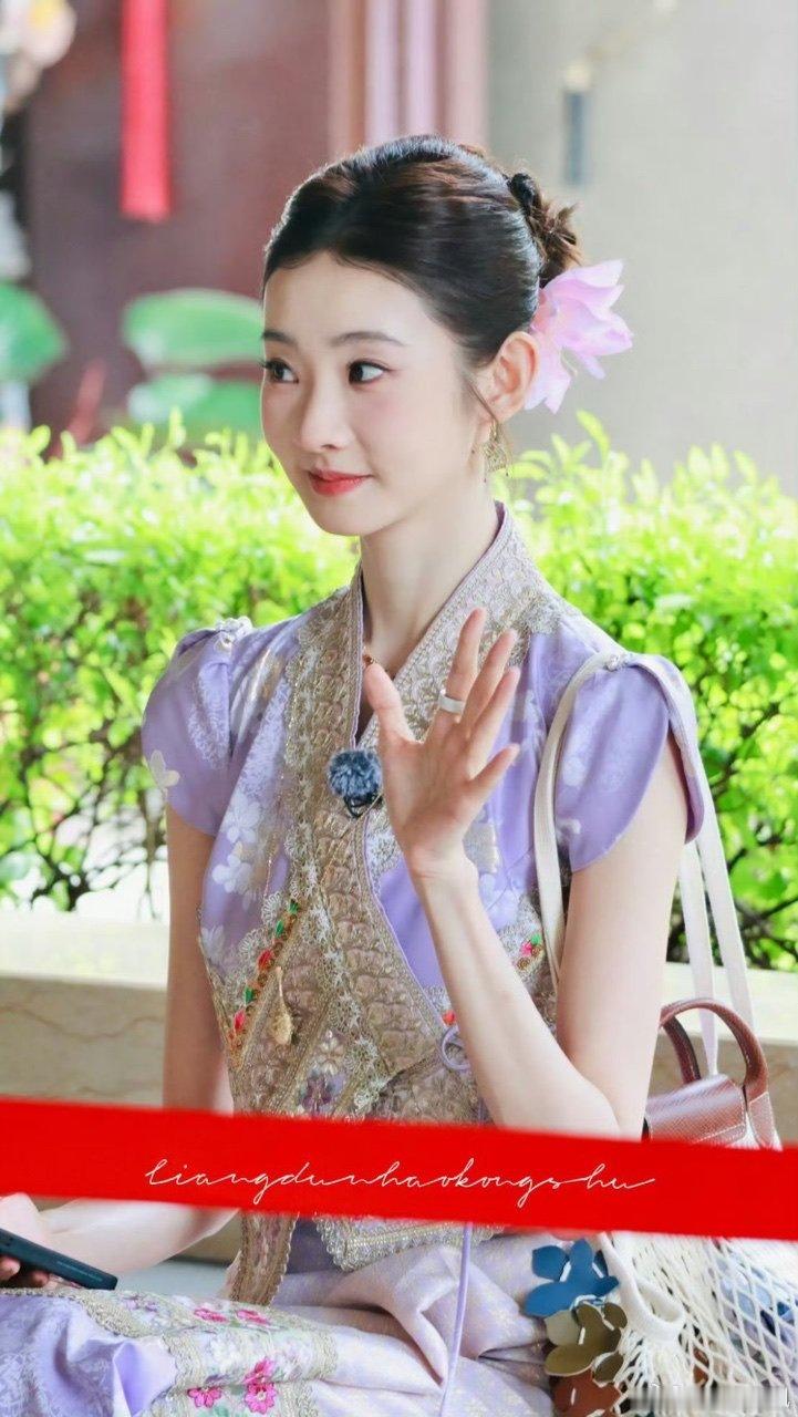 张艺凡紫色傣服上班张艺凡紫色傣服好配完全傣族公主！好适合紫色呀！ 