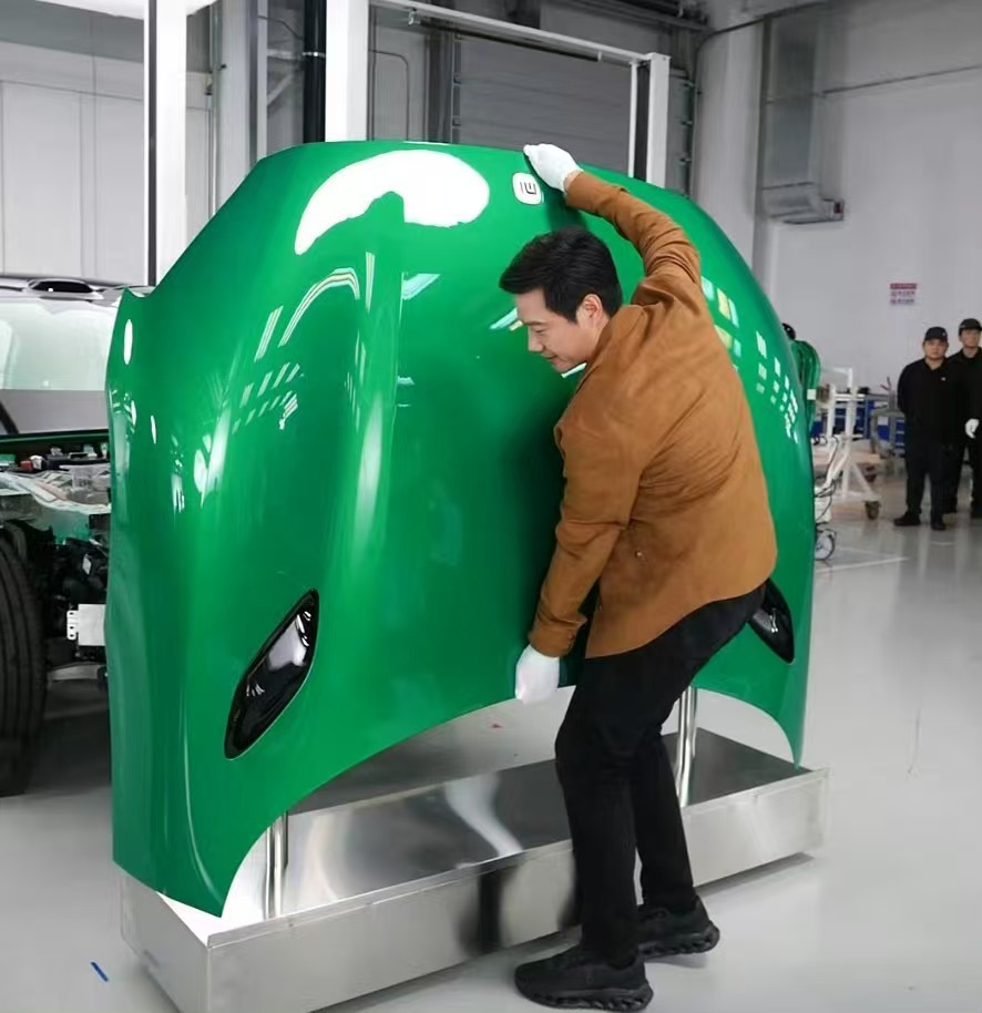 2025 年小米也是遭受了一些质疑，雷军认为回应质疑最好的办法是把车拆开给大家看