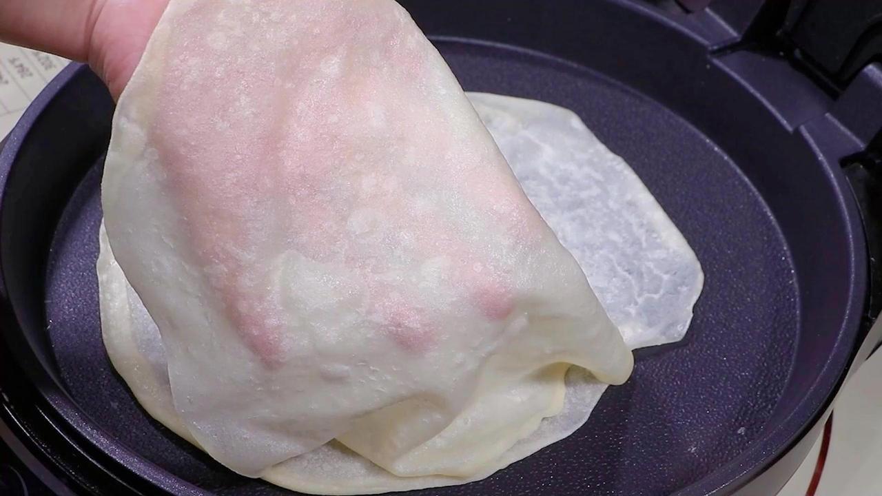 5块钱就能做一大盘薄如蝉翼的金饼，比外卖划算还干净，做法超简单，卷肉卷菜都好吃～