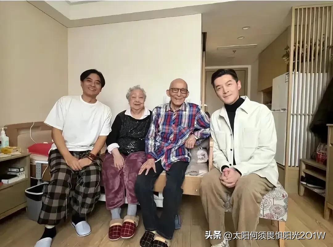 胡歌陈龙大年初一看望住养老院的90岁游本昌，胡歌和陈龙太有心了，除夕夜下了春晚节