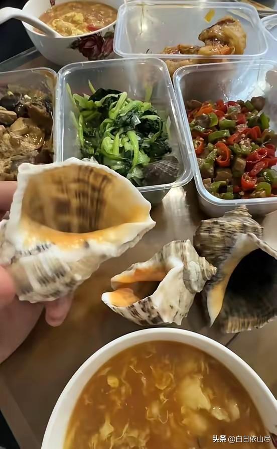 “笑不活了！”近日，山东威海，一男子吃完海鲜后，会把螺壳洗干净，晒干就去海边扔在