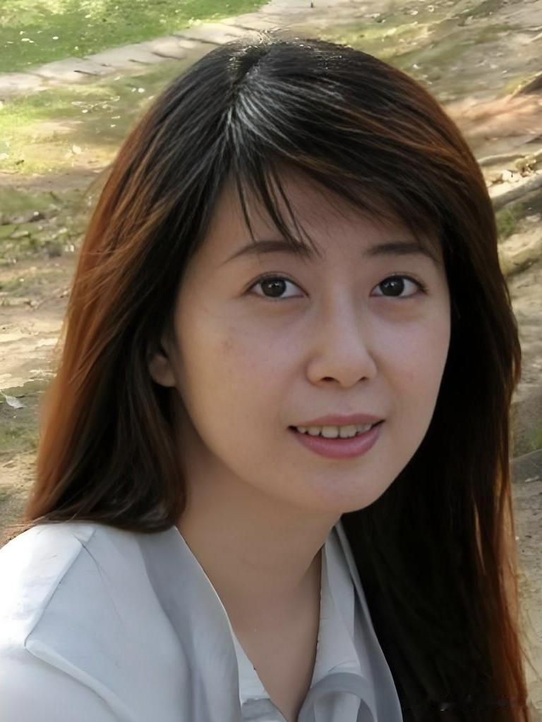 月光落在她的眉睫，梦庭苇像一首未写完的诗——清冷里藏着温柔，疏离中透着倔强。她不