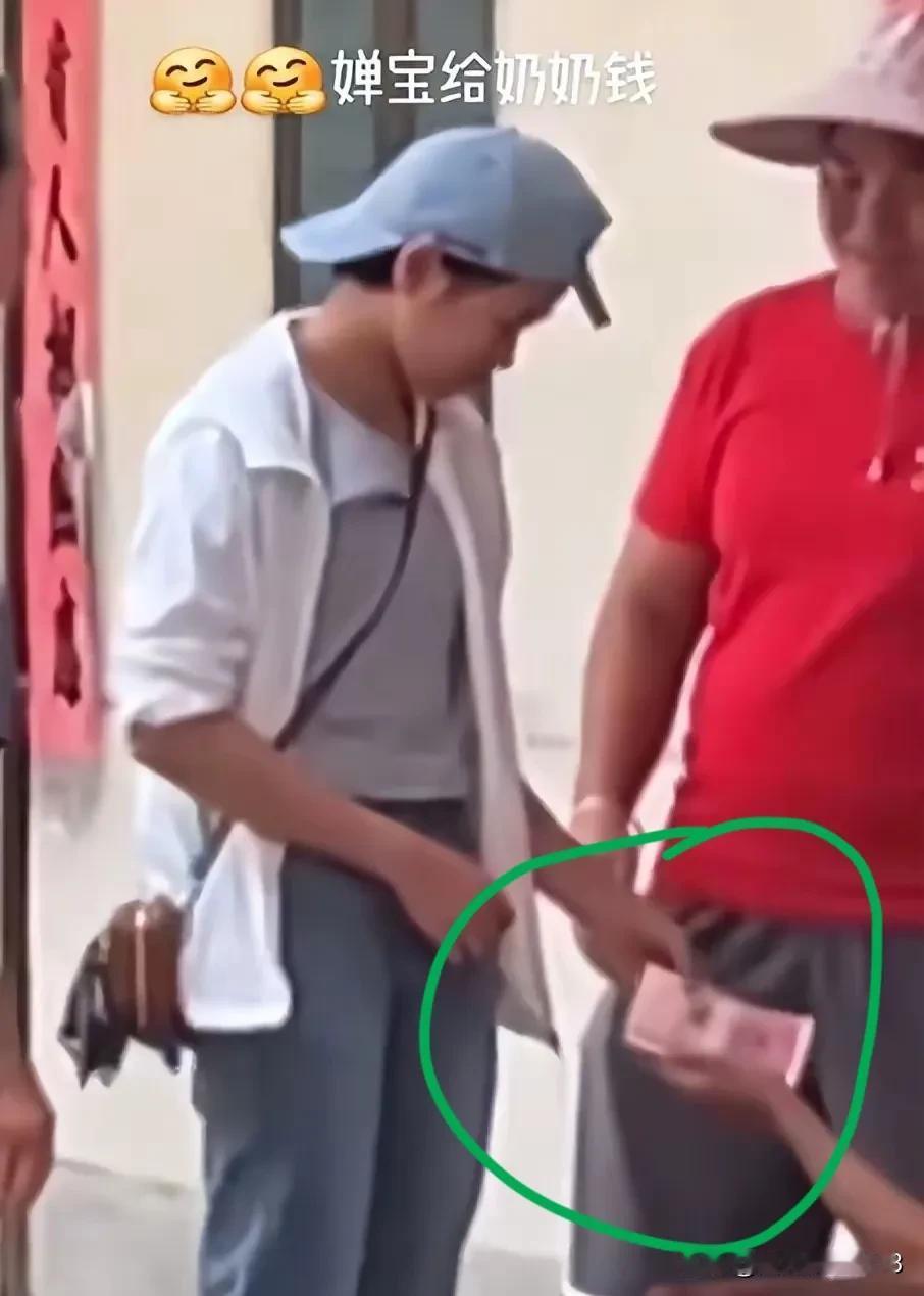 全红婵终于回到了老家，自从奥运会结束之后，全红婵一直忙着参加各种活动，根本来不及