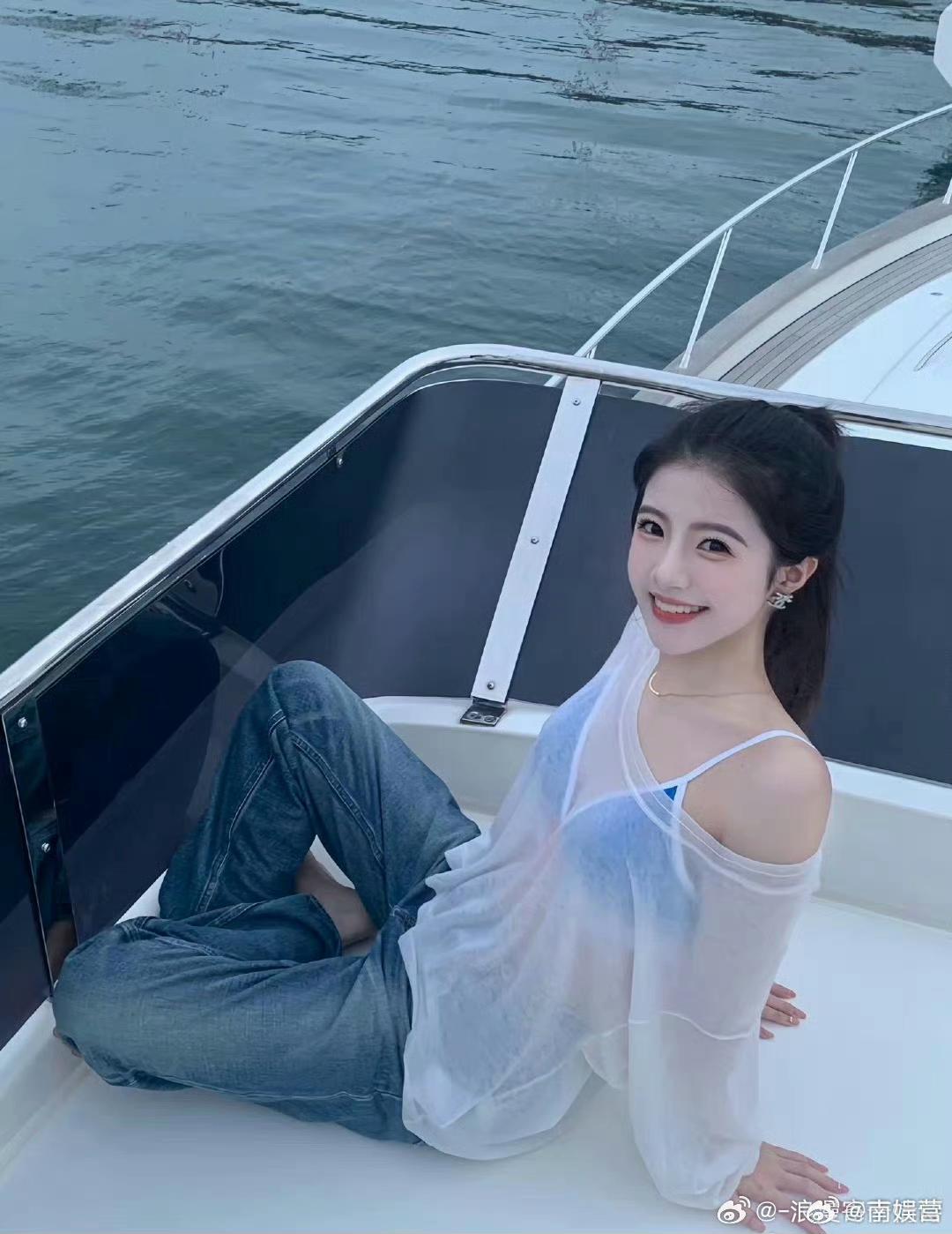 海边度假的美好时光，笑容灿烂，海风轻拂