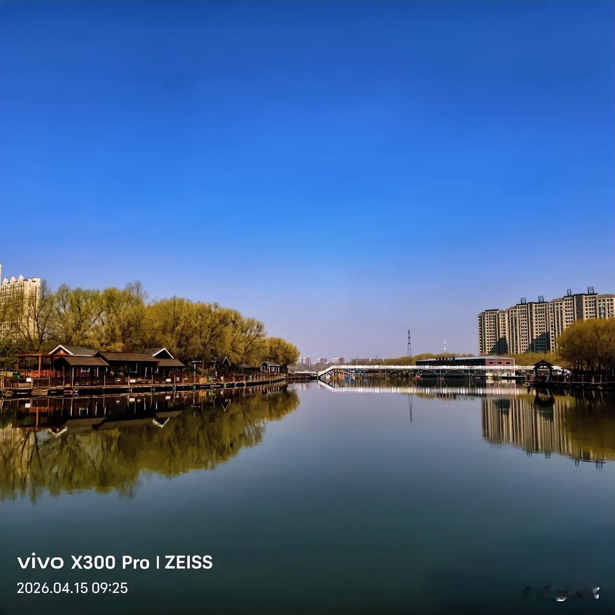 【原创\图文】

昨天坐116路公交车，南广场下车，转乘178路公交车，一个多小