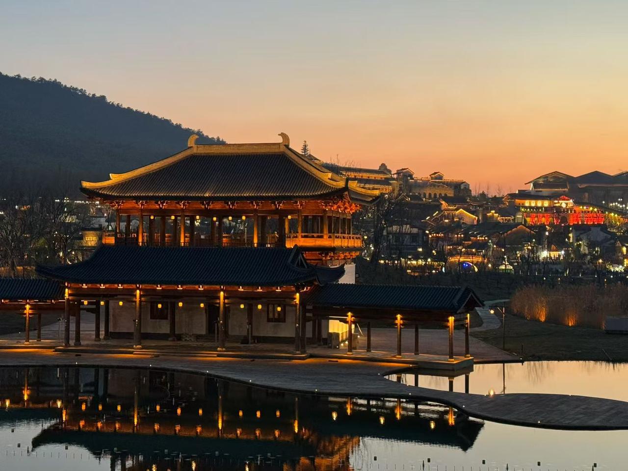 夕阳的余温还未散去，古楼的灯火已悄然亮起。水波倒映着流光，远山依偎着灯火，这一刻