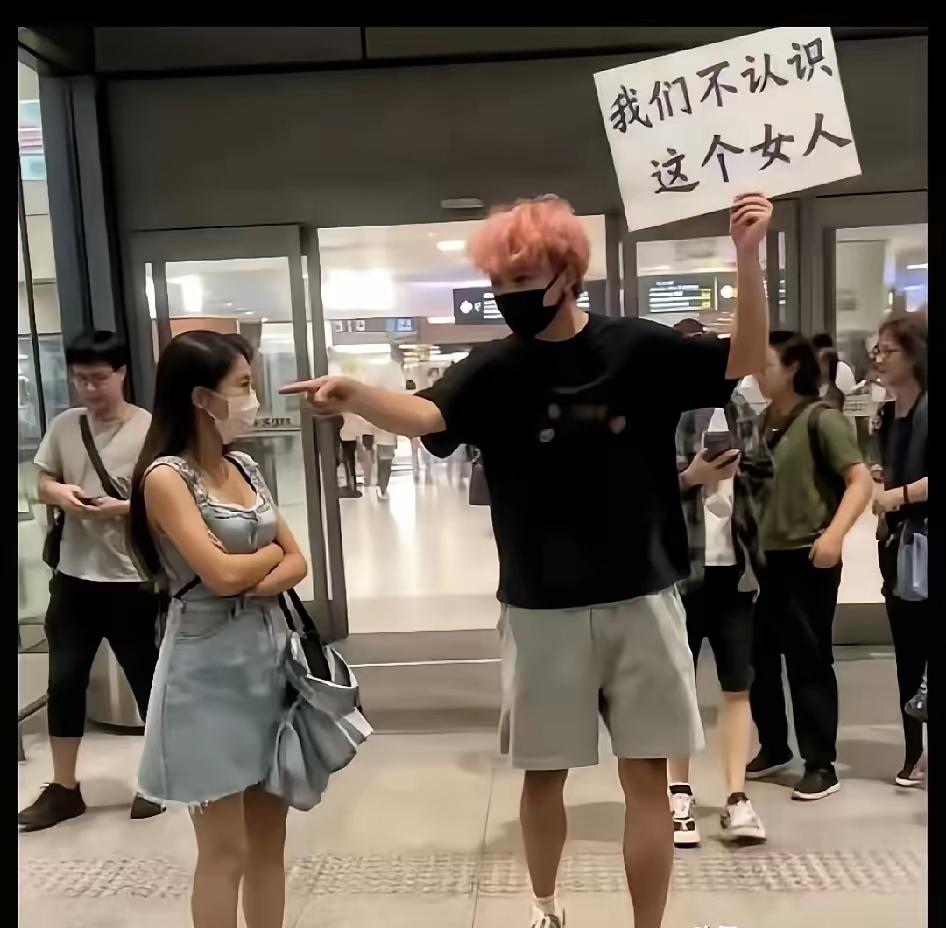 这位姑娘也太没边界感了！[捂脸] 追到地下停车场要微信，这种追私行为已经严重骚扰