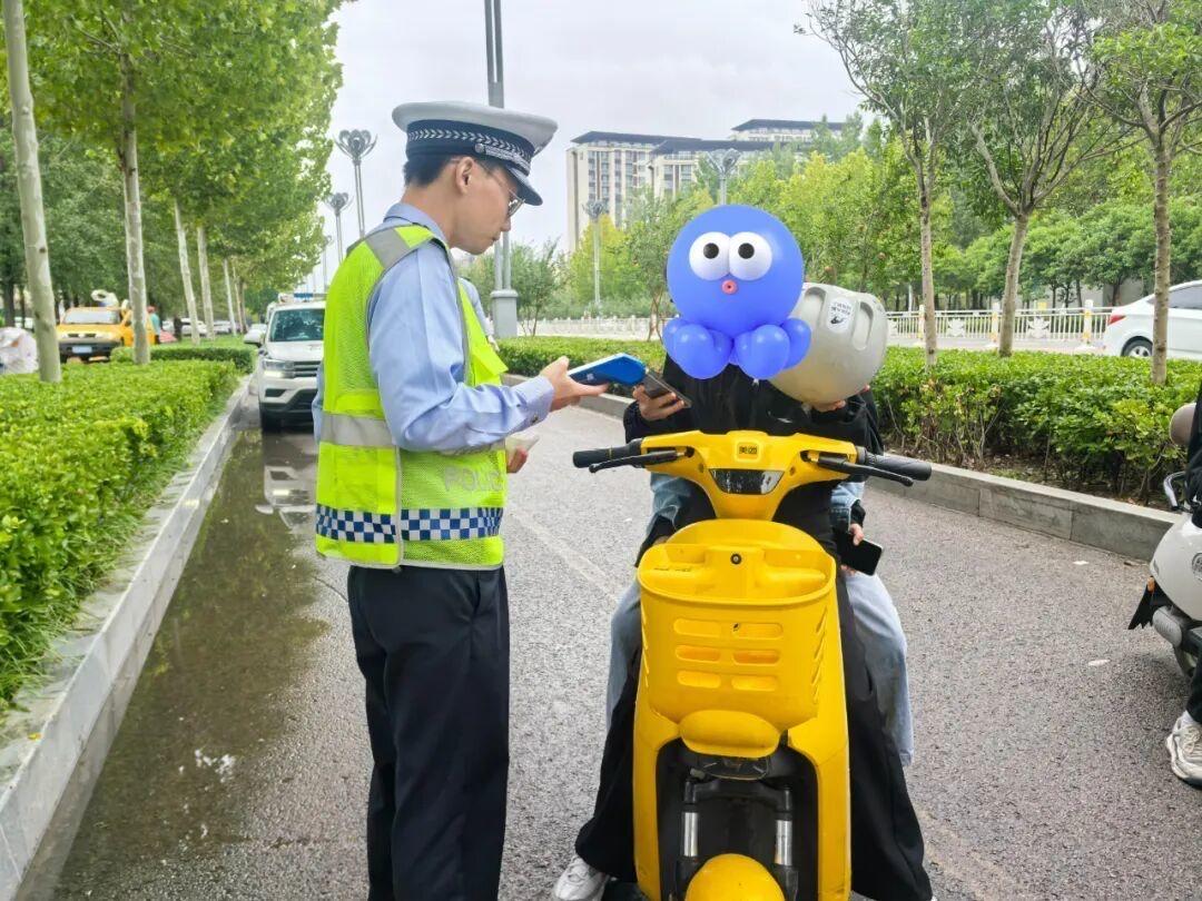 北京交警一上午查仨不戴头盔的，借口一个比一个离谱：植发、刚洗头、天热……新规落地