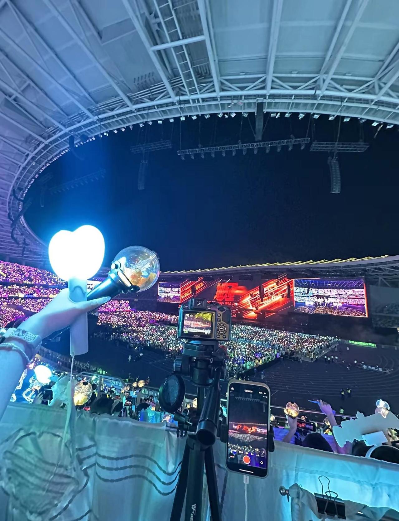 1个月前的今天宋亚轩时代少年团广州演唱会 大湾区文化体育中心 演唱会live的意