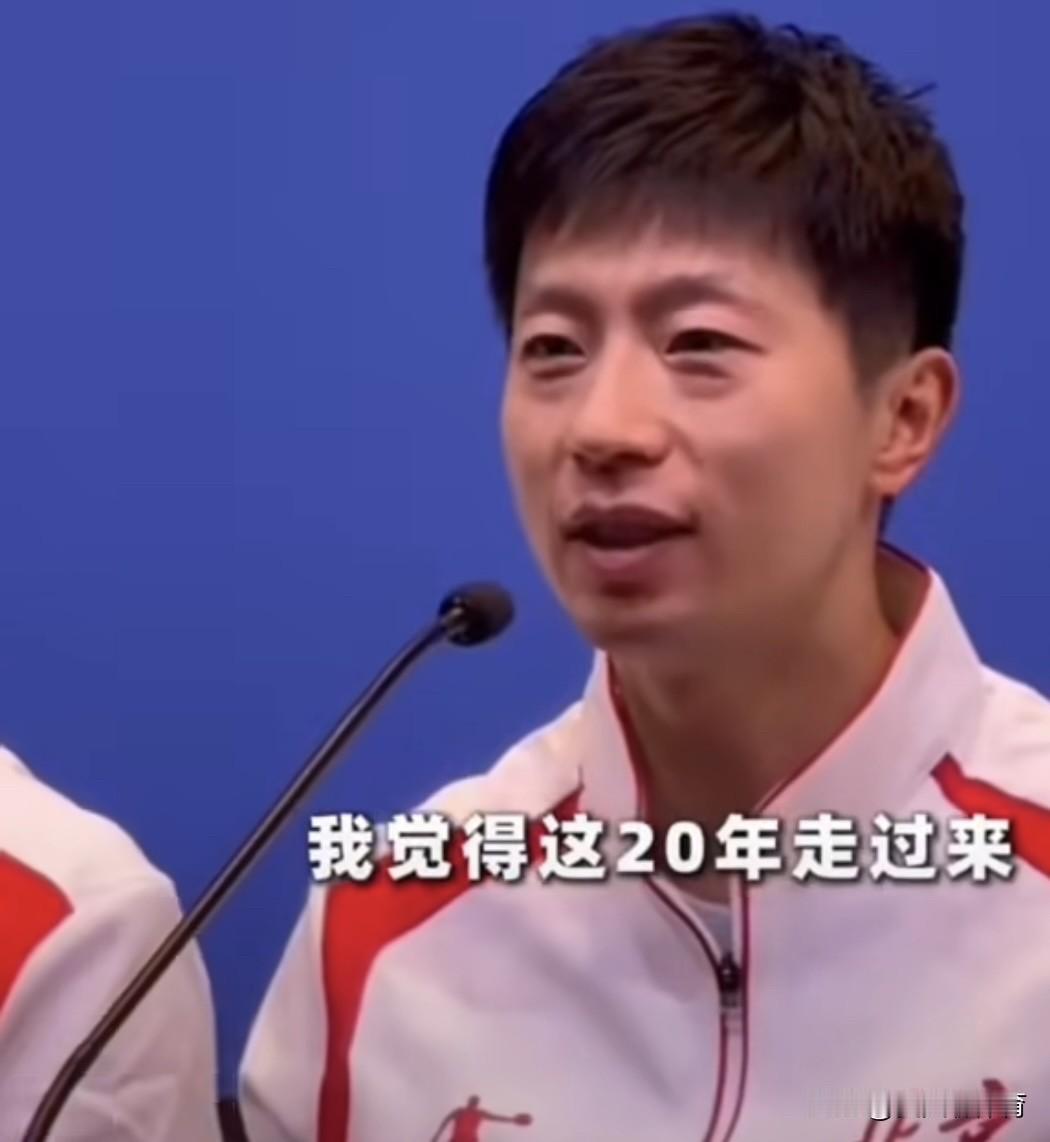 马龙说着说着快哭了[流泪][流泪]昨晚上带着北京乒乓球队获得男团金牌后，在赛后新