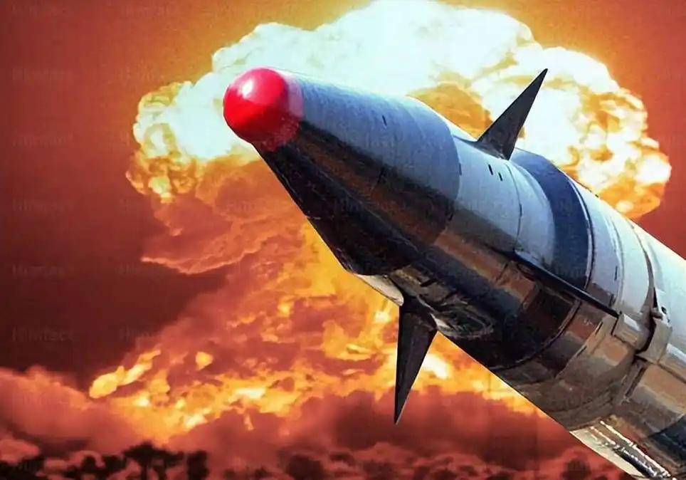 倘若日本真的试图拥核，一定会遭到非常严厉的军事打击，这一判断基于从最近两个月中方