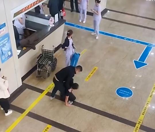 长春市妇产医院，一名女子被男医生产检，丈夫称下面都被看了，失控大闹医院，并撞墙自