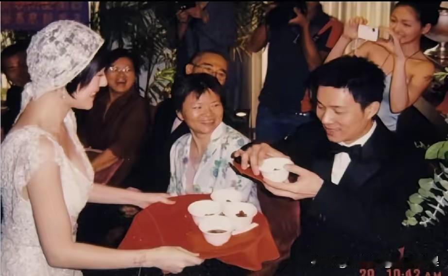 可别搁这儿演深情戏码了！净翻陈年旧照卖情怀，说啥日子安稳。结果呢？外头娃分得实打