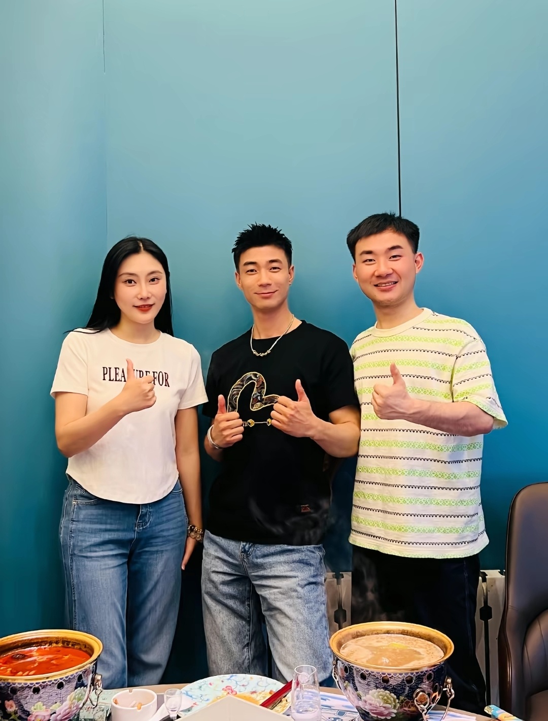陶阳胡嘉博两口子与好朋友合影夫妻俩在内蒙古游玩呢 