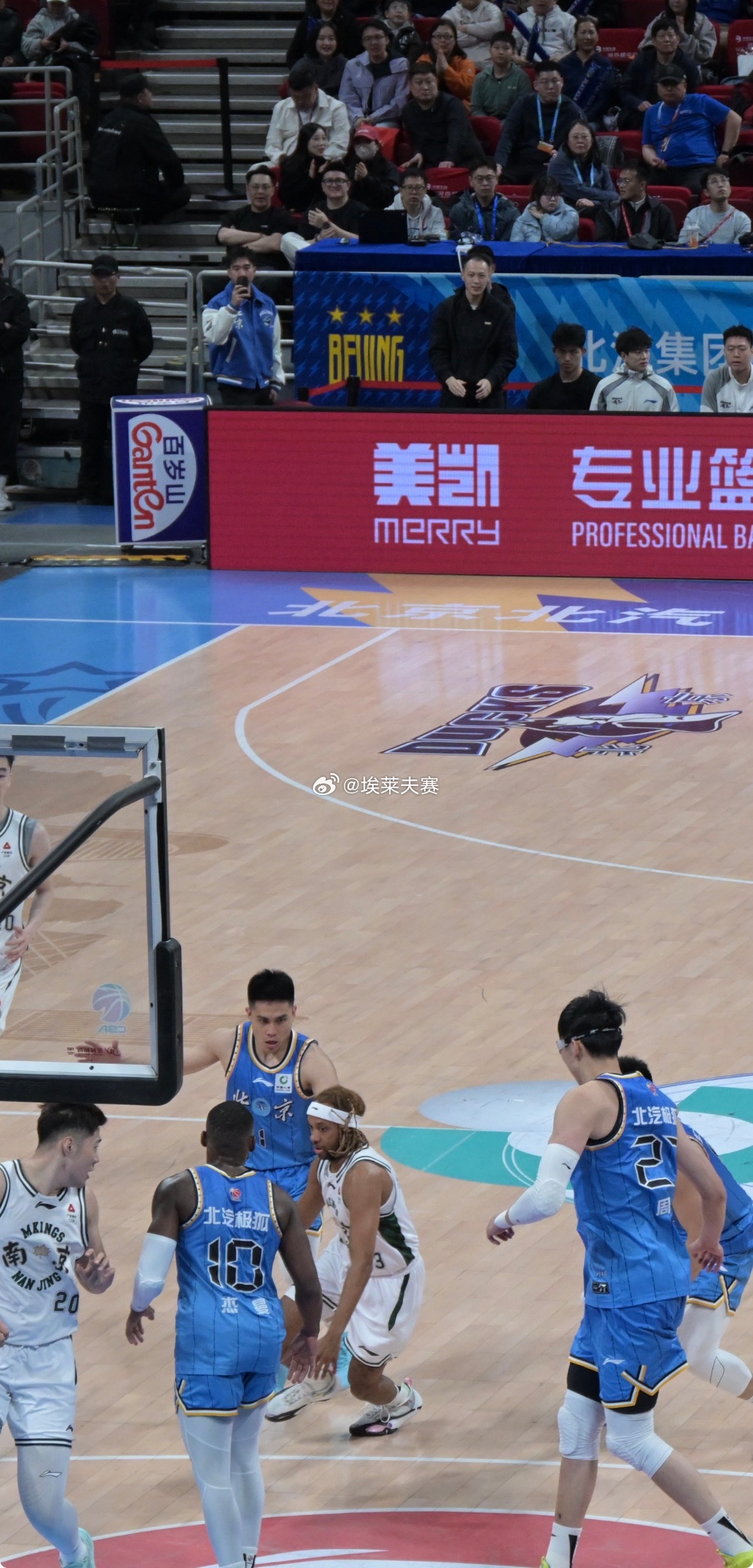 北京首钢北京男篮vs同曦男篮 已经连续多少场了外线防守形同虚设，完全没有改进，对