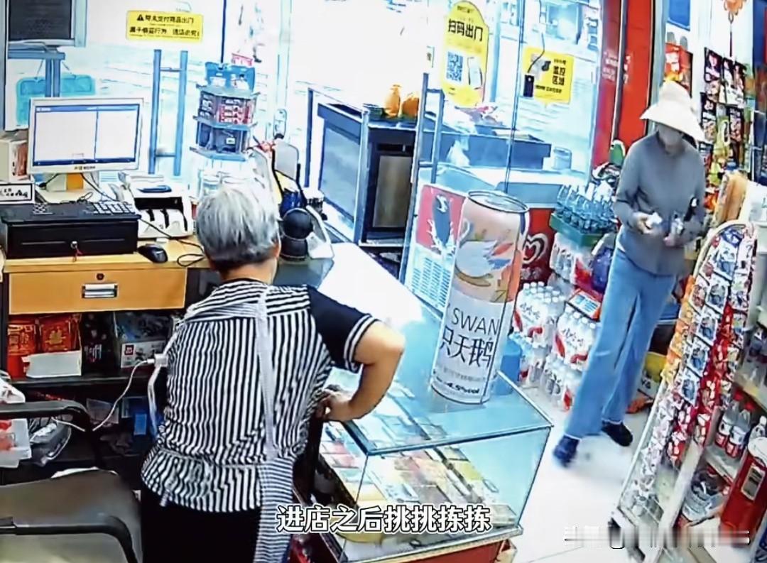 骗子耍套路换假钞想坑超市老太，被当场揭穿，就算败露依旧白嫖商品，四川超市一名女子