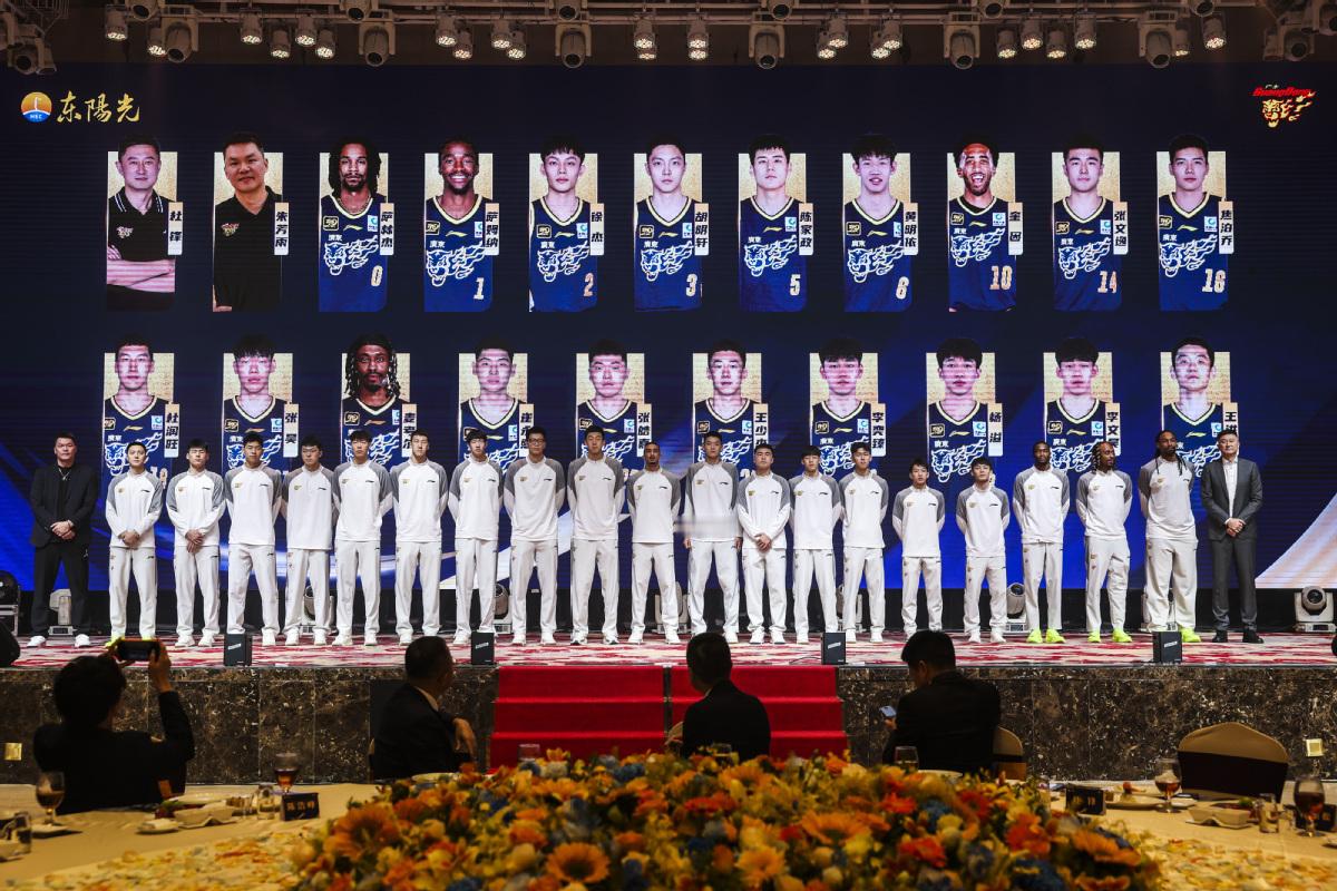 广东宏远俱乐部今天举办出征仪式，球队总经理朱芳雨喊出了冲击第12冠的赛季目标。c