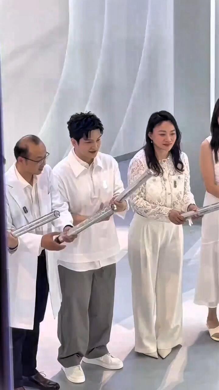 东哥腼腆又帅气，不用硬帅，就是简单的展现自己就很好，真的很美的少年！
我们的爱意