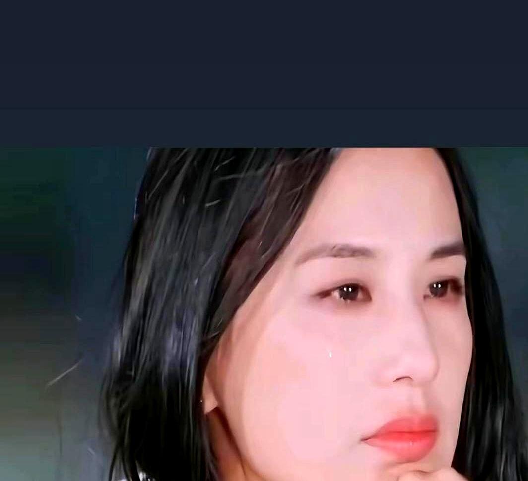 杨子在车里哭到崩溃，黄圣依连头都没回，推开车门，走了。
 
后来他在直播间捧着钻