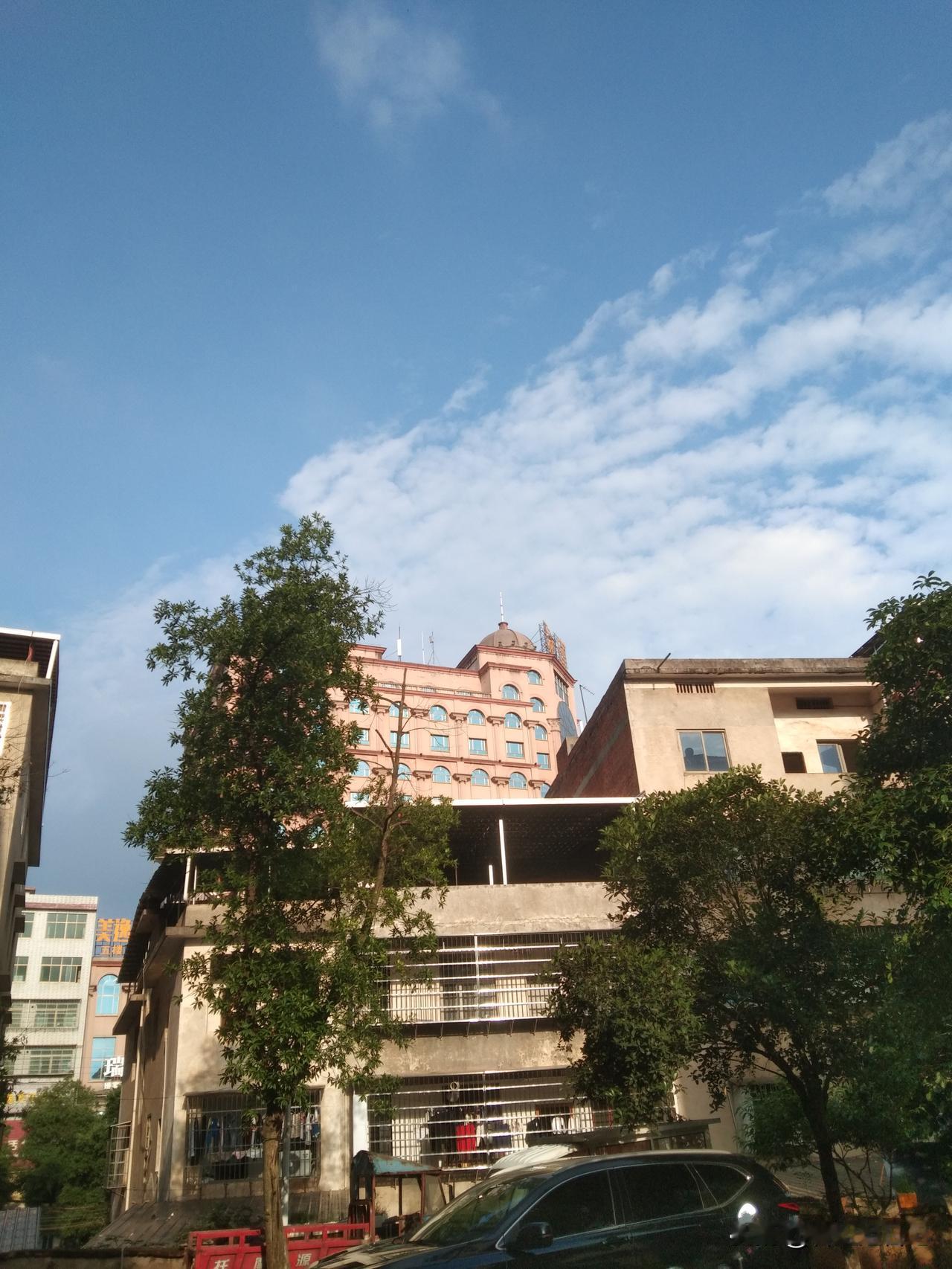 我相信吃亏是福。因为，人生难得圆满。事事圆满，又怎么可能呢？在生活当中，我们可能