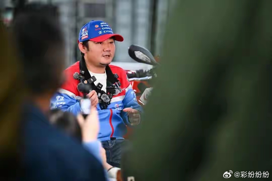 张雪机车这波操作，简直像开了挂一样！连续两站夺冠，领先第二名近4秒，这不是比赛，