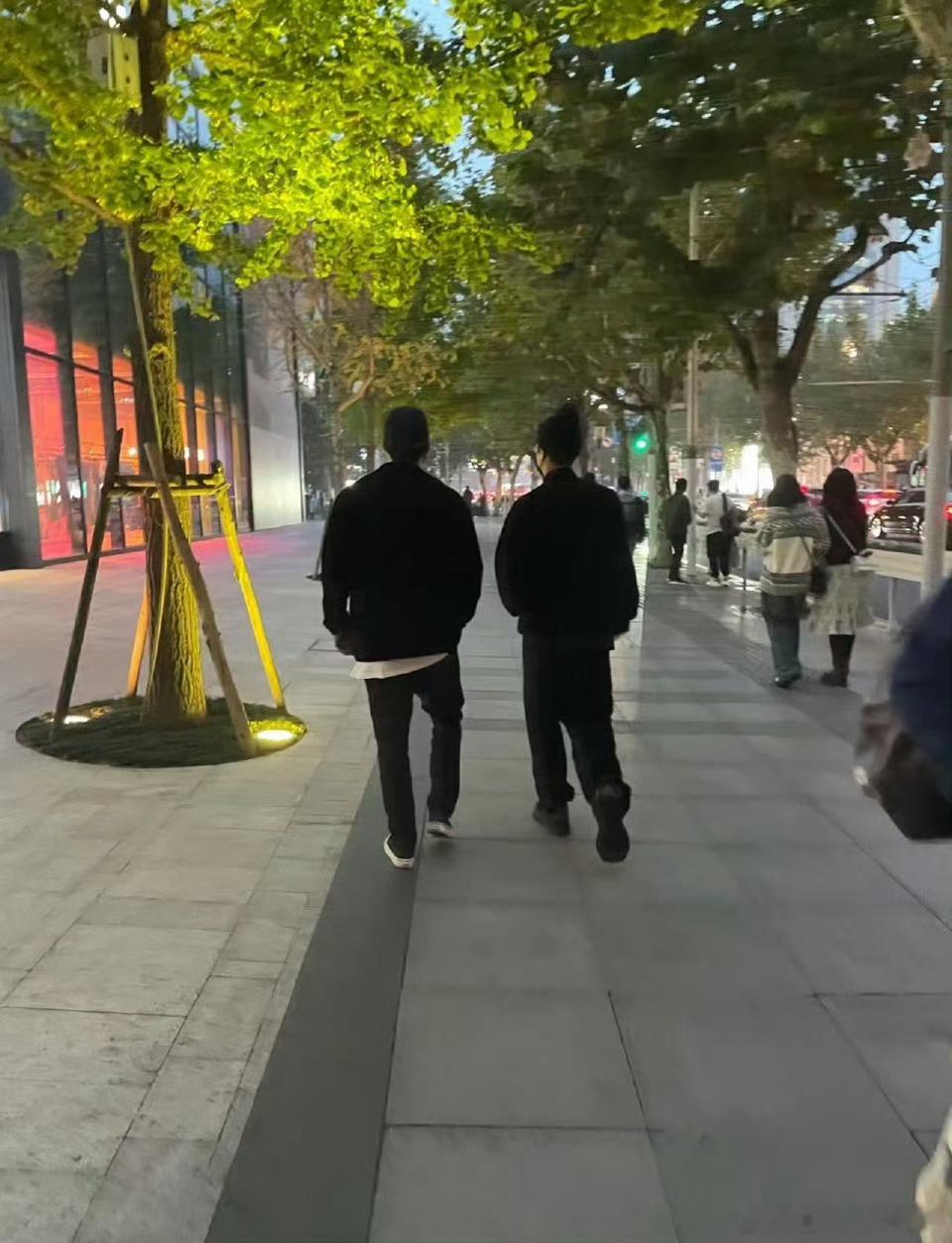 又双叒叕在上海偶遇王嘉尔了 羡慕哭！上海人连上班路过大屏都能看王嘉尔帅脸，这是什