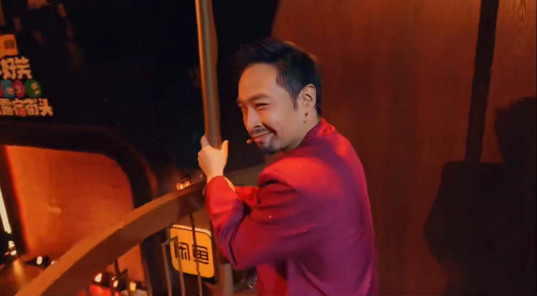 第一次见嘉宾出场方式是这样的 别人出场是帅，宋木子出场是好笑。咬玫瑰被扎，滑钢管