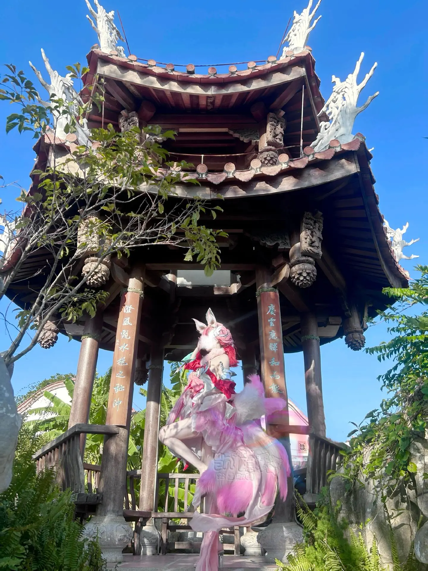 谁许你天上人间 谁同你恨海情天.