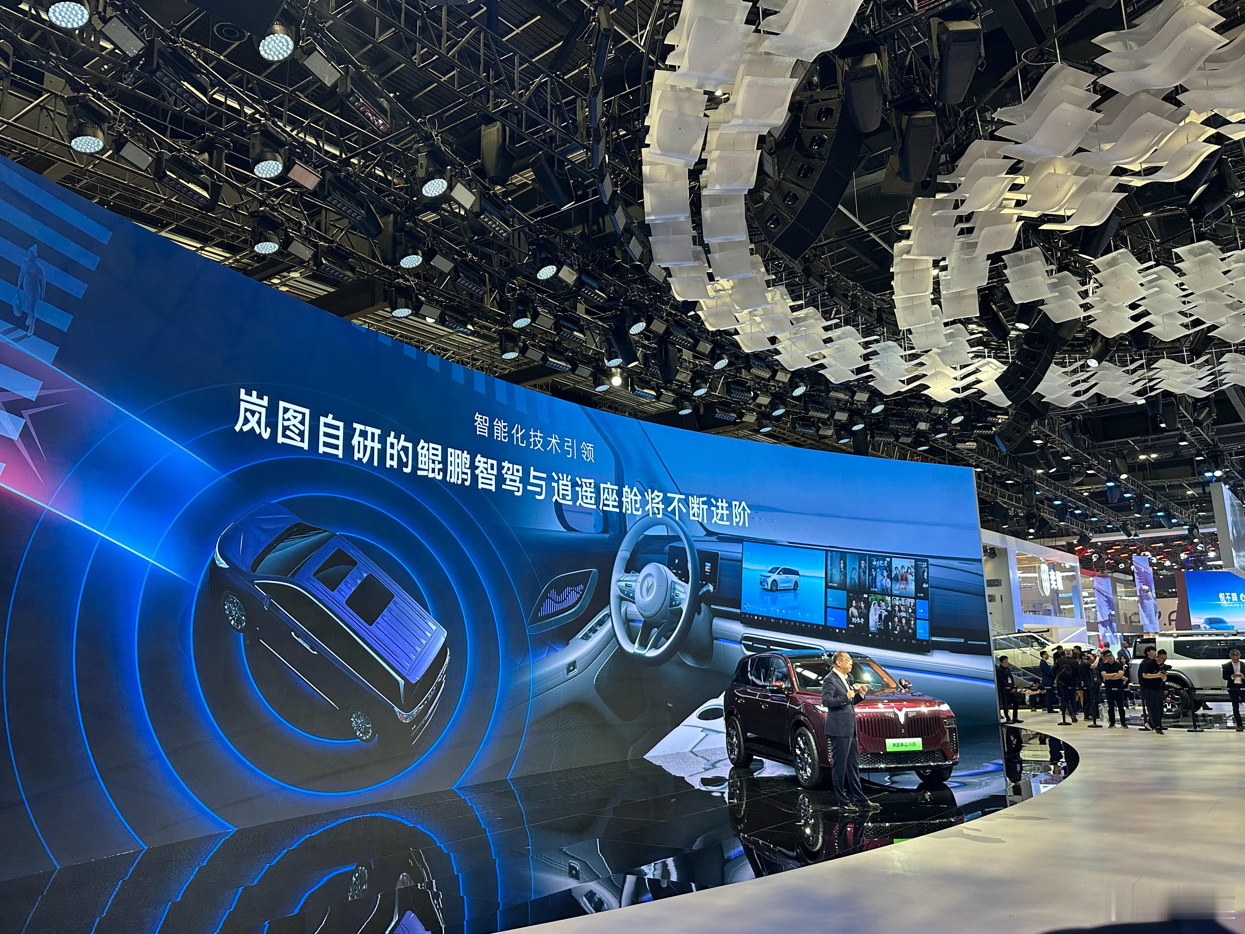 岚图加速全球化进程，岚图梦想家右舵版将于下半年上市。同时，岚图开启纯电战略新阶段