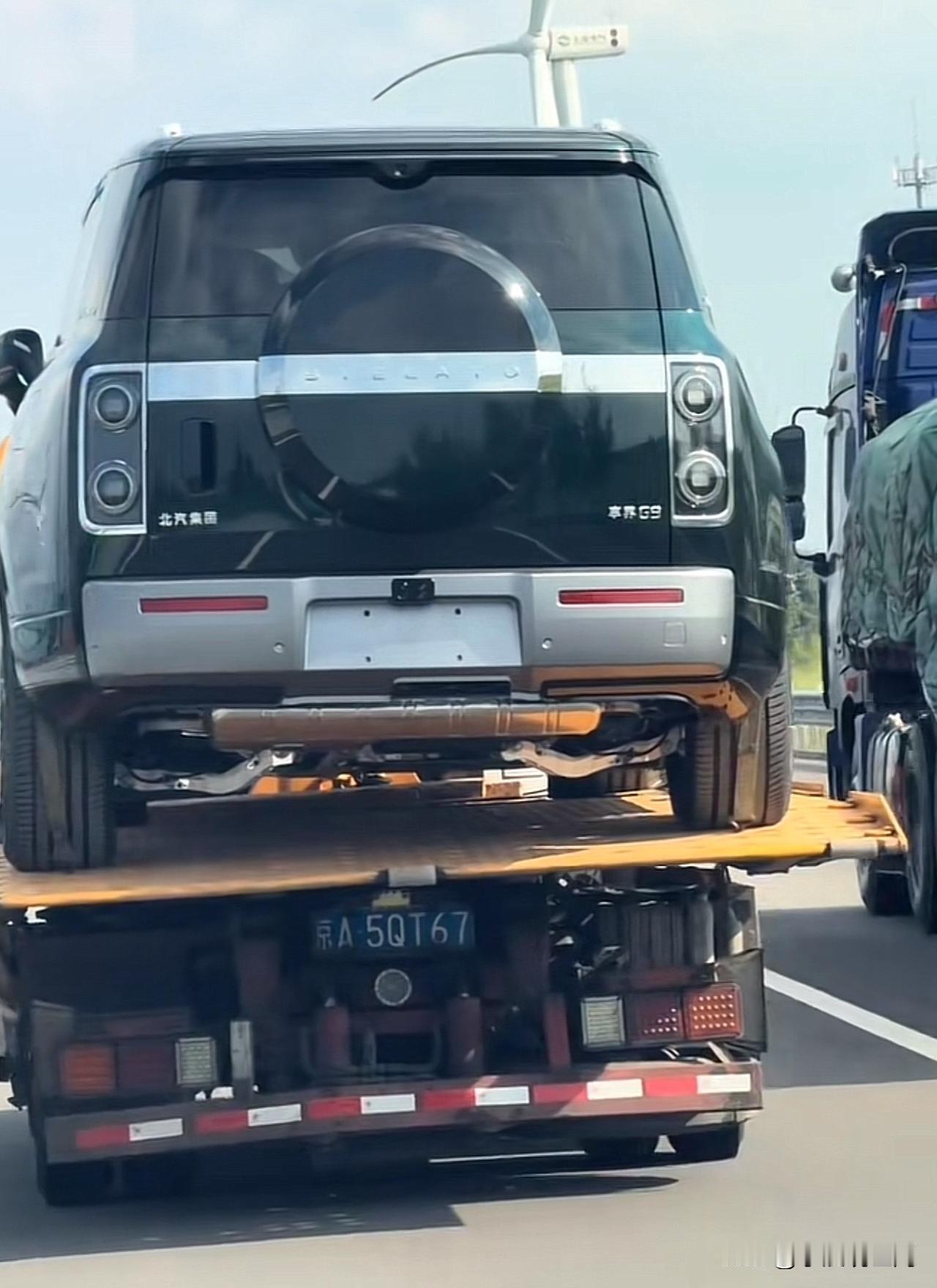 拖车上这辆车是什么车，感觉车身左右不平衡！