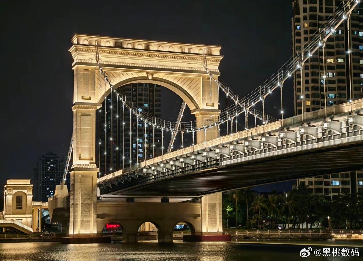 前几天突然用了朋友的 Magic8 拍了几张夜景， 整体效果是真的不错， 640