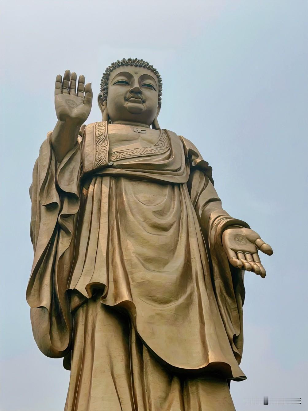 人人皆有七寸，
商人的七寸是利润，
小人的七寸是短处，
男人的七寸是尊严，
女人