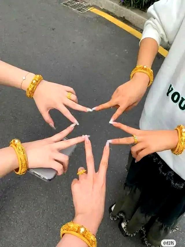 金手镯十不戴

最近总被问戴金镯子有啥讲究，今天正好唠一唠。

不过最想提醒大家