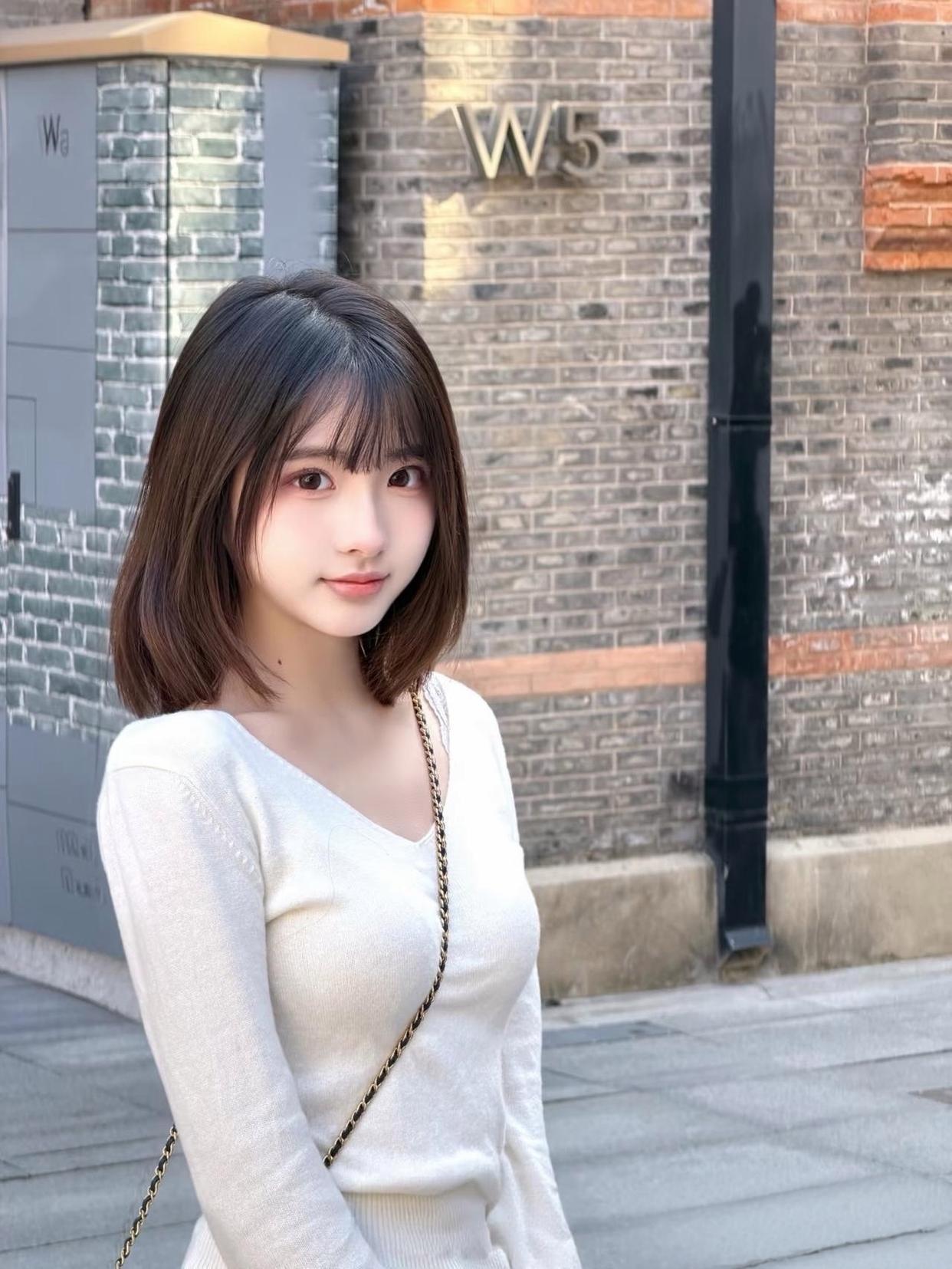 不喧哗，
也不张扬，
只静静立着，
便让浮躁的世界慢下步履。