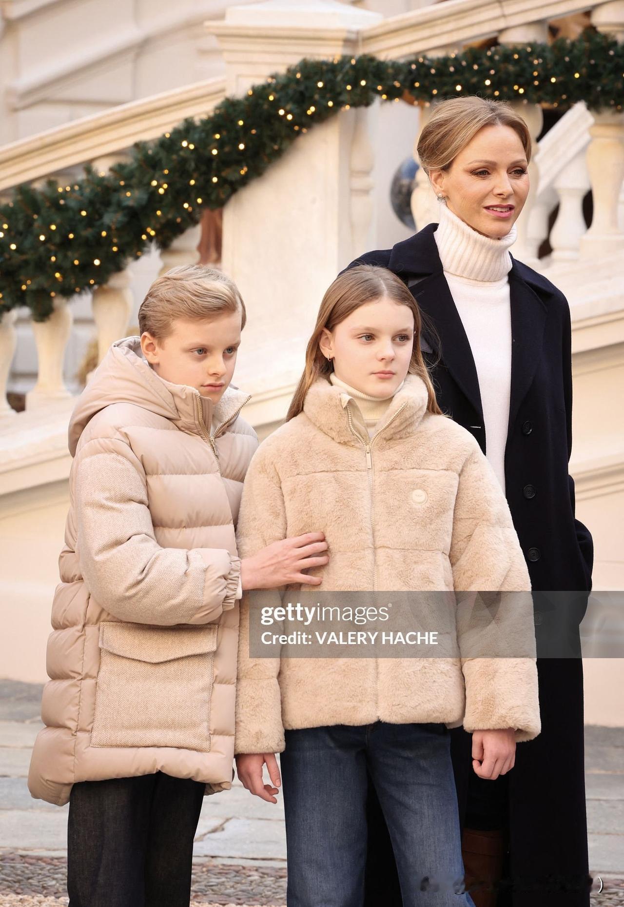 补几张图，这一大家子看着很养眼！龙凤胎姐弟颜值不错！