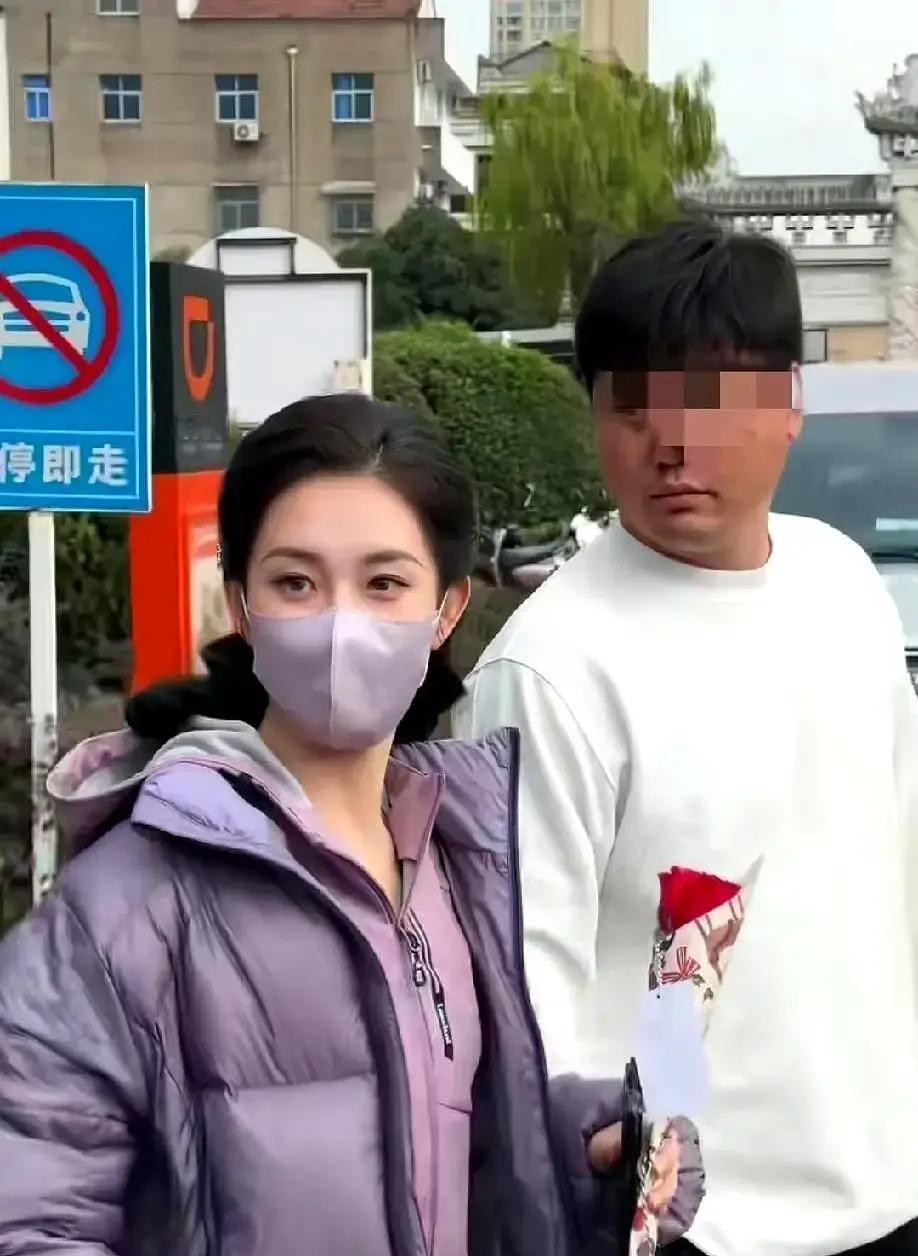 她在横店一天挣十万，不是因为会哭会笑。
是因为弹幕在刷“截她表情包”。
98年的