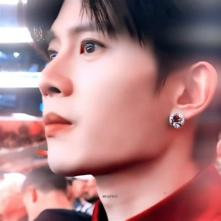 想想任嘉伦和粉丝算是熬出头了，甩开前破公司现在一路繁花，剧播不停，戏接不停，活动