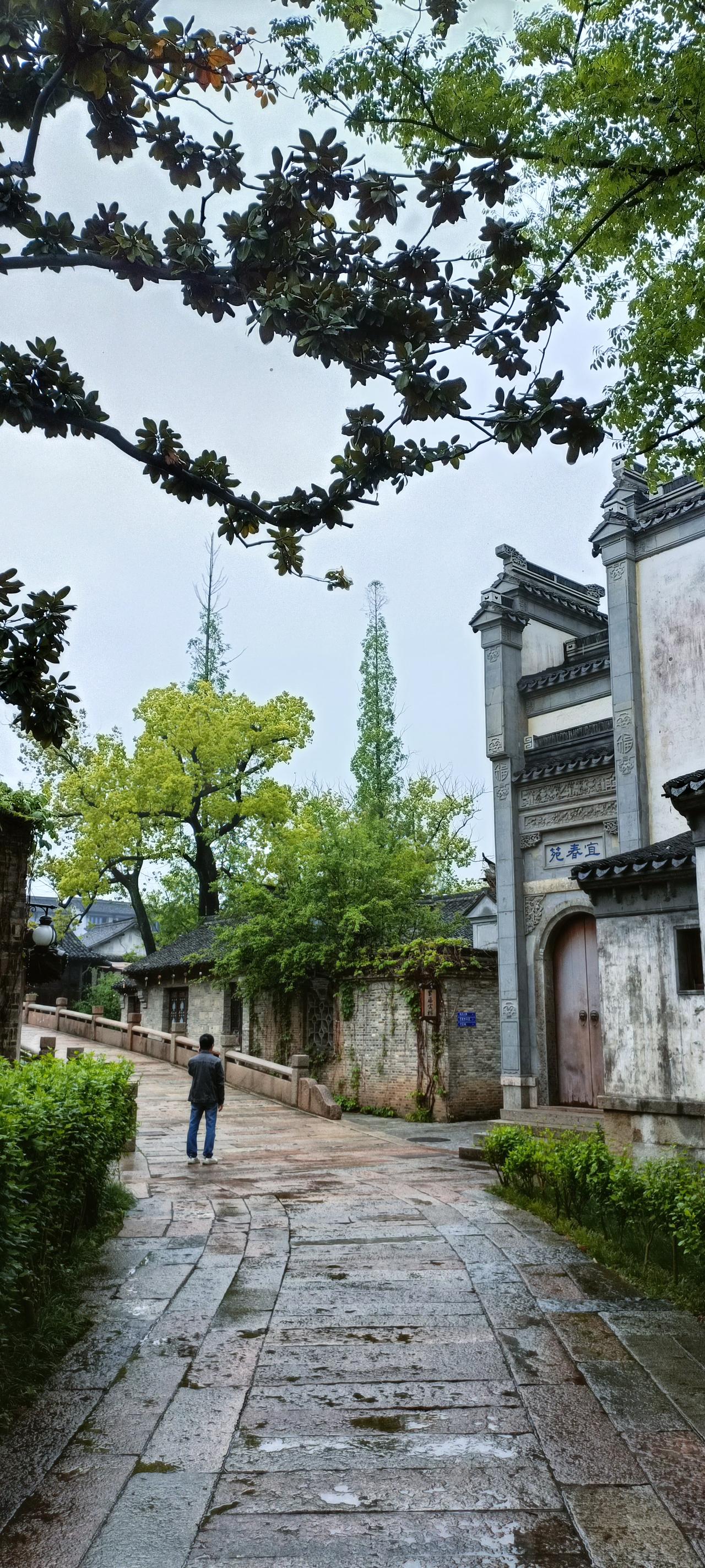 漫步古镇，感受历史的韵味与宁静。
上联:古道西风瘦马，
下联:寒山暮雨孤村。
