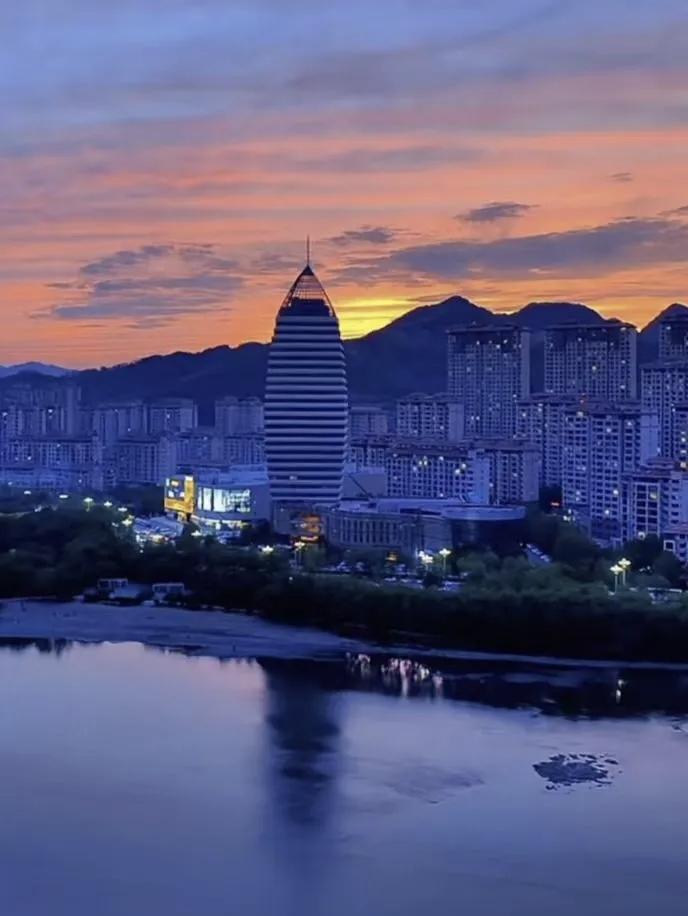 人的一生总在不停地失去，这和时间脱不了干系。时间无情流逝，不会因我们的不舍而停留