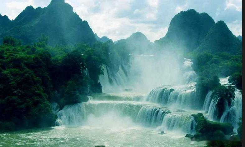 【古东森林瀑布】古东森林瀑布林区古木参天，红枫诱人，瀑布成群。由地下涌泉形成的多