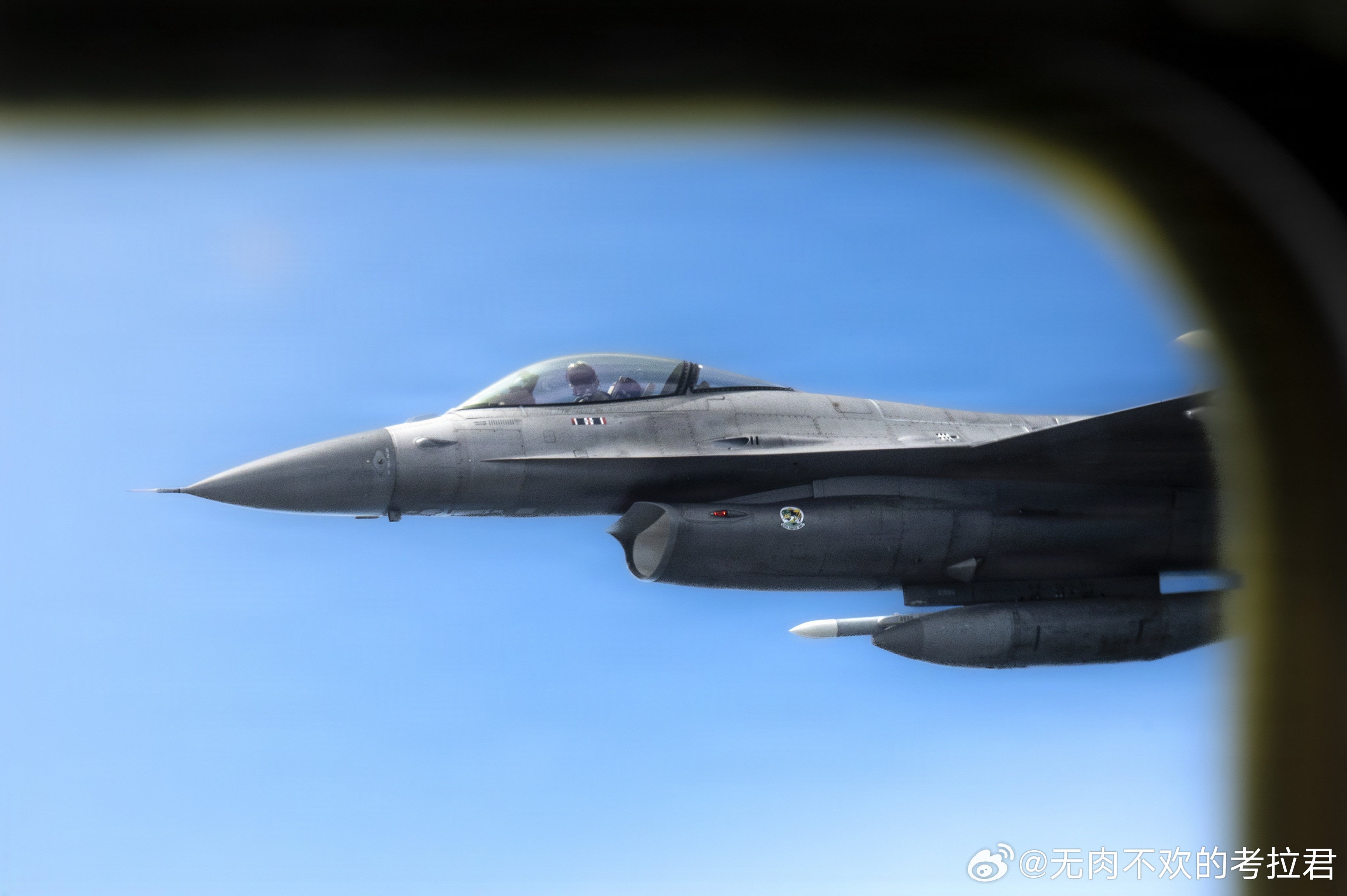 2026年5月20日，第180战斗机联队在加拿大上空与第121空中加油联队的KC