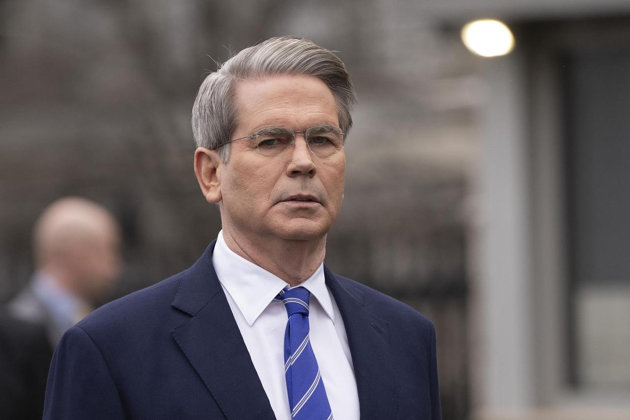 美联储换帅倒计时！特朗普年底前提名鲍威尔继任者，5大热门人选浮出水面
 
当地时