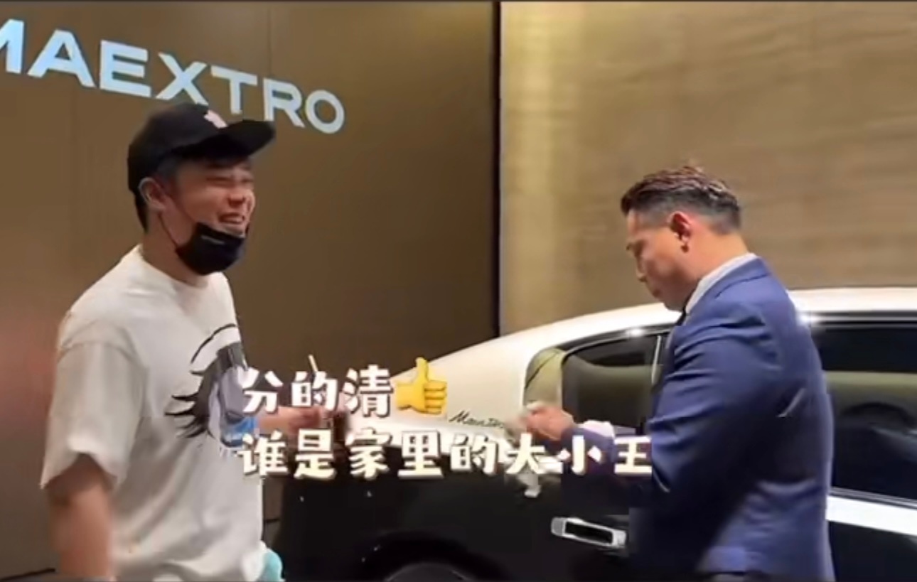 陈赫到尊界门店看车 陈赫都去看尊界S800了，这车到底有啥魅力？手势关门、零重力