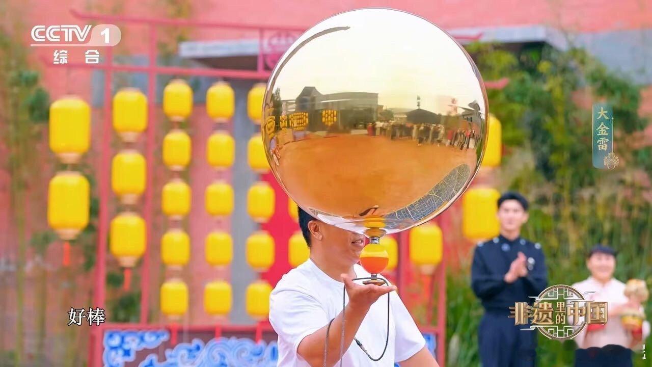 #中国人把空竹玩成一个武术流派#真的是超级酷炫呢！这些花式抖空竹的动作都好难啊，